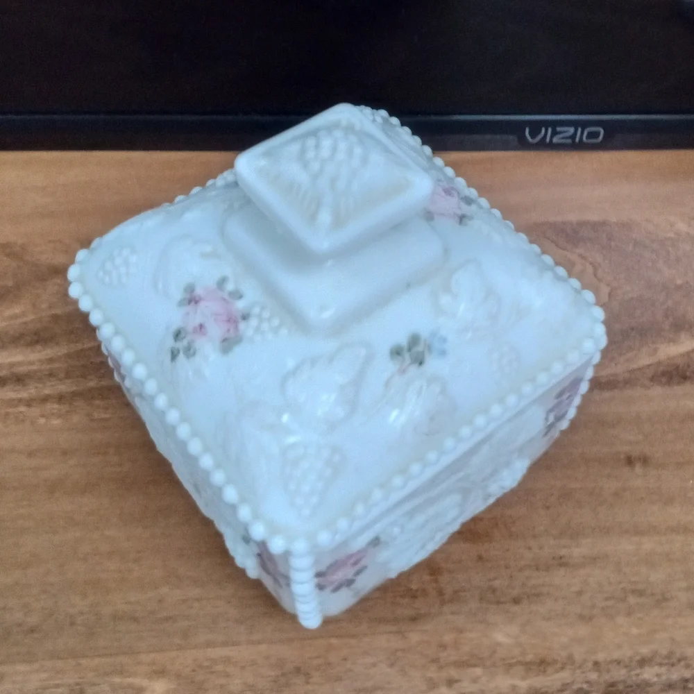 Vintage Pembroke Antique White Milk Glass Candy Dish w/lid - Picture 8 of 9